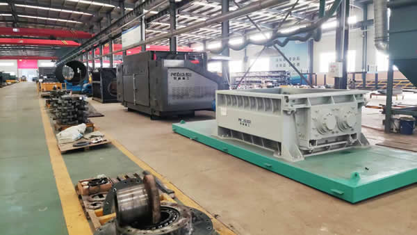 ورشة تصنيع معدات نقل النفايات