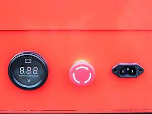 آلة جز العشب المجنزرة